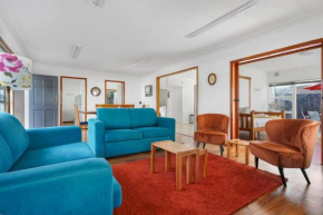Cheerful 3 - Bedroom Home With Free Parking